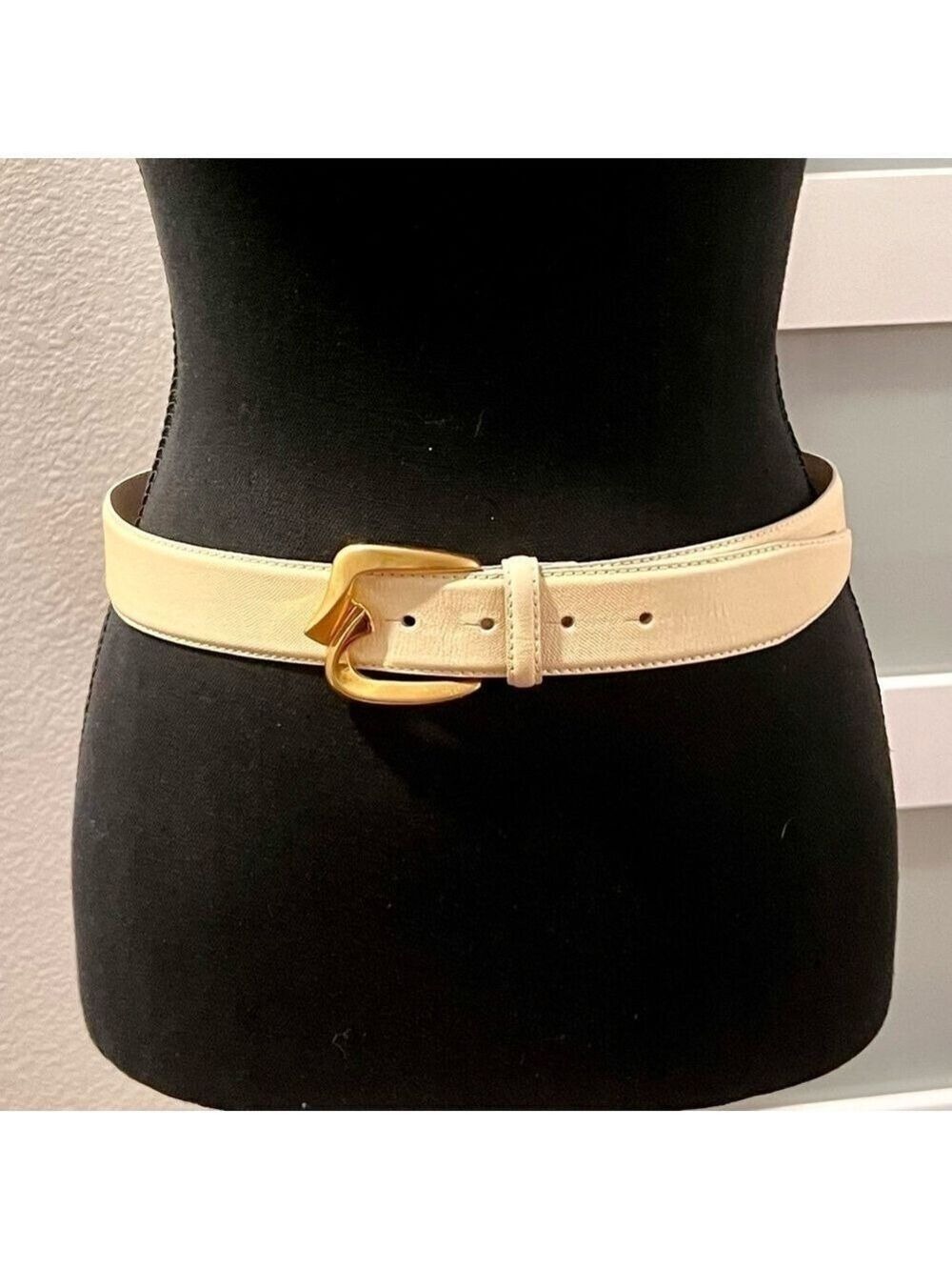 DE VECCHI by Hamilton Hodge vintage leather belt. Size medium. Made in Italy.